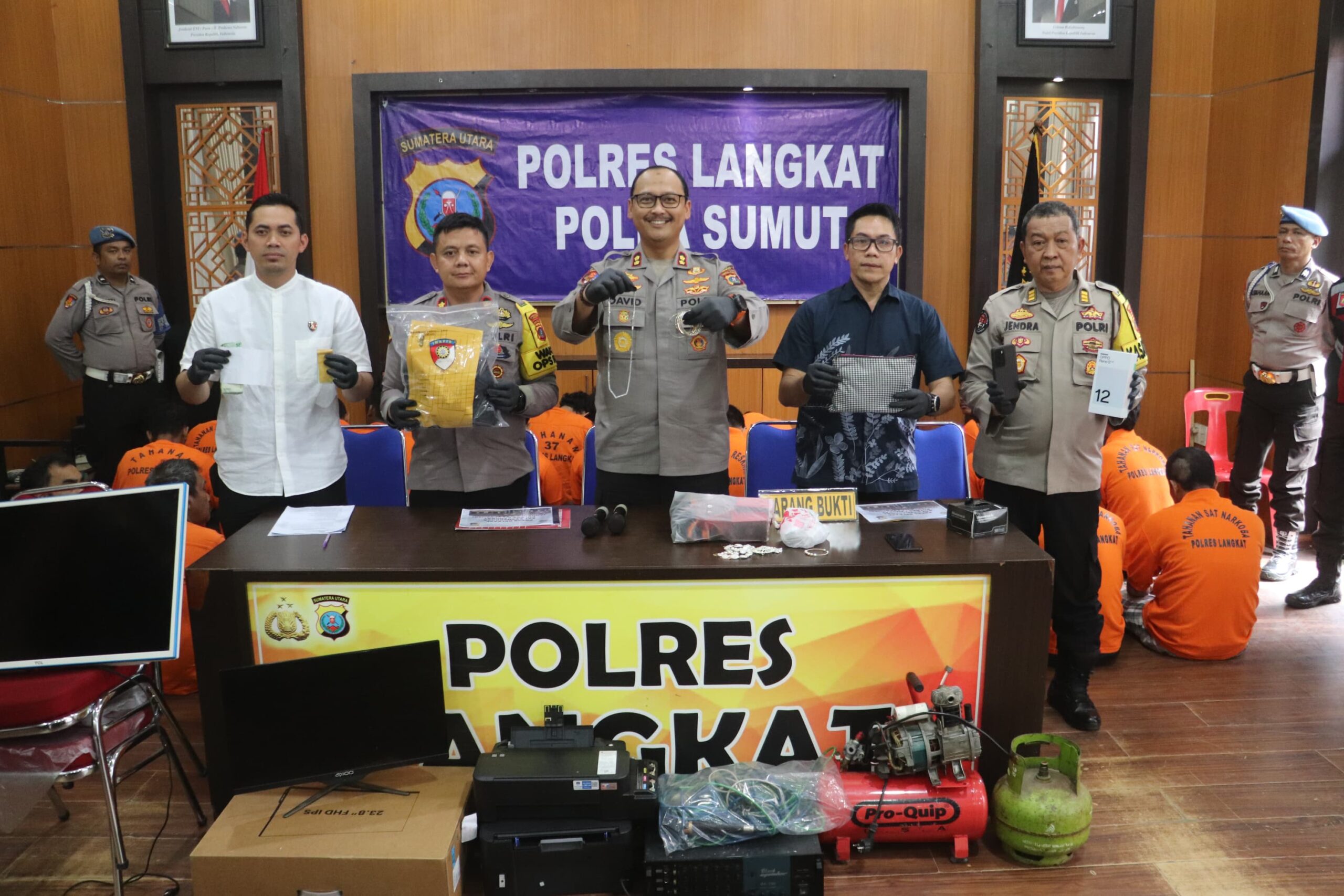 Kapolres Langkat, AKBP David Triyo Prasojo, SH, SIK, MSi, ketika memaparkan di Mapolres Langkat, Jum'at (14/02/2025).Waspada/ist