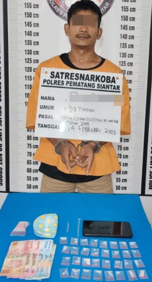 Polres Pematangsiantar melalui Sat Resnarkoba meringkus terduga pelaku peredaran narkotika jenis sabu-sabu, pria RC, 30, di pinggir Jl. Nagur, Gg. Manunggal, Kel. Martoba, Kec. Sianțar Utara, Jumat (13/2) pukul 13:30 dan menyita barang bukti sabu dan lainnya.(Waspada-Ist).