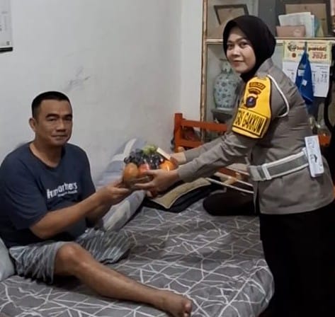 Polres Pematangsiantar melalui Sat Lantas Polres dengan pimpinan Kasat Lantas Iptu Friska Susana mengunjungi korban Laka Lantas yang mengalami amputasi kaki akibat mobil truk rem blong saat Operasi Keselamatan Toba 2025 dan kunjungan itu ke rumah korban, Jl. Labu, Kel. Tomuan, Kec. Sianțar Timur, Jumat (14/2) pukul 13:30.(Waspada-Ist)