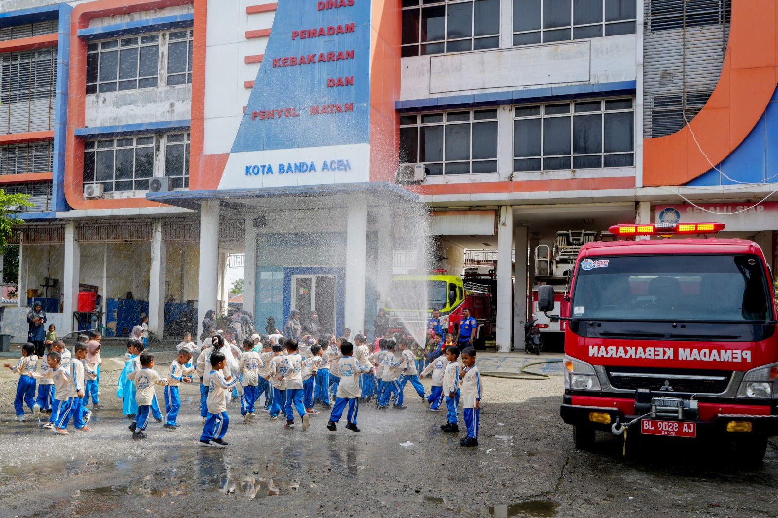 Siswa TK Al-Jihad Kuta Karang Aceh Besar ke Dinas Pemadam Kebakaran dan Penyelamatan Kota Banda Aceh. Waspada/Munawardi