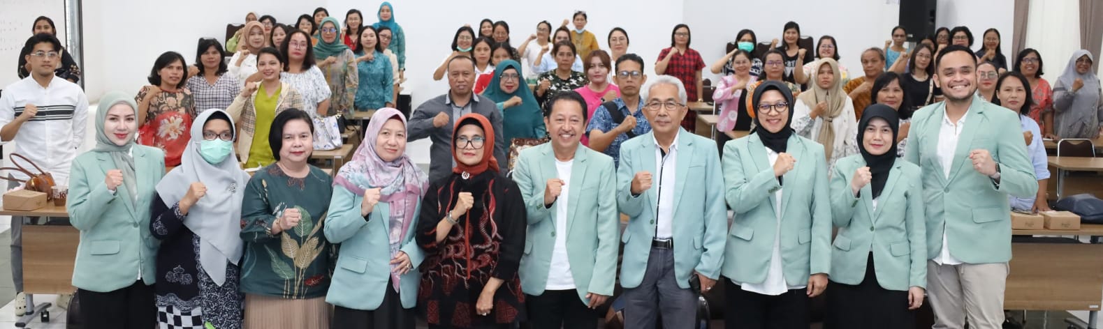 Wali Kota Pematangsiantar Susanti Dewayani (lima kiri depan) pose bersama dengan pengurus PDHMI Wilsu dan lainnya saat PDHMI Wilsu menggelar seminar pemanfaatan bahan alam sebagai bahan obat di ruang serbaguna Pemko, Jl. Merdeka, Sabtu (15/2).(Waspada-Ist).