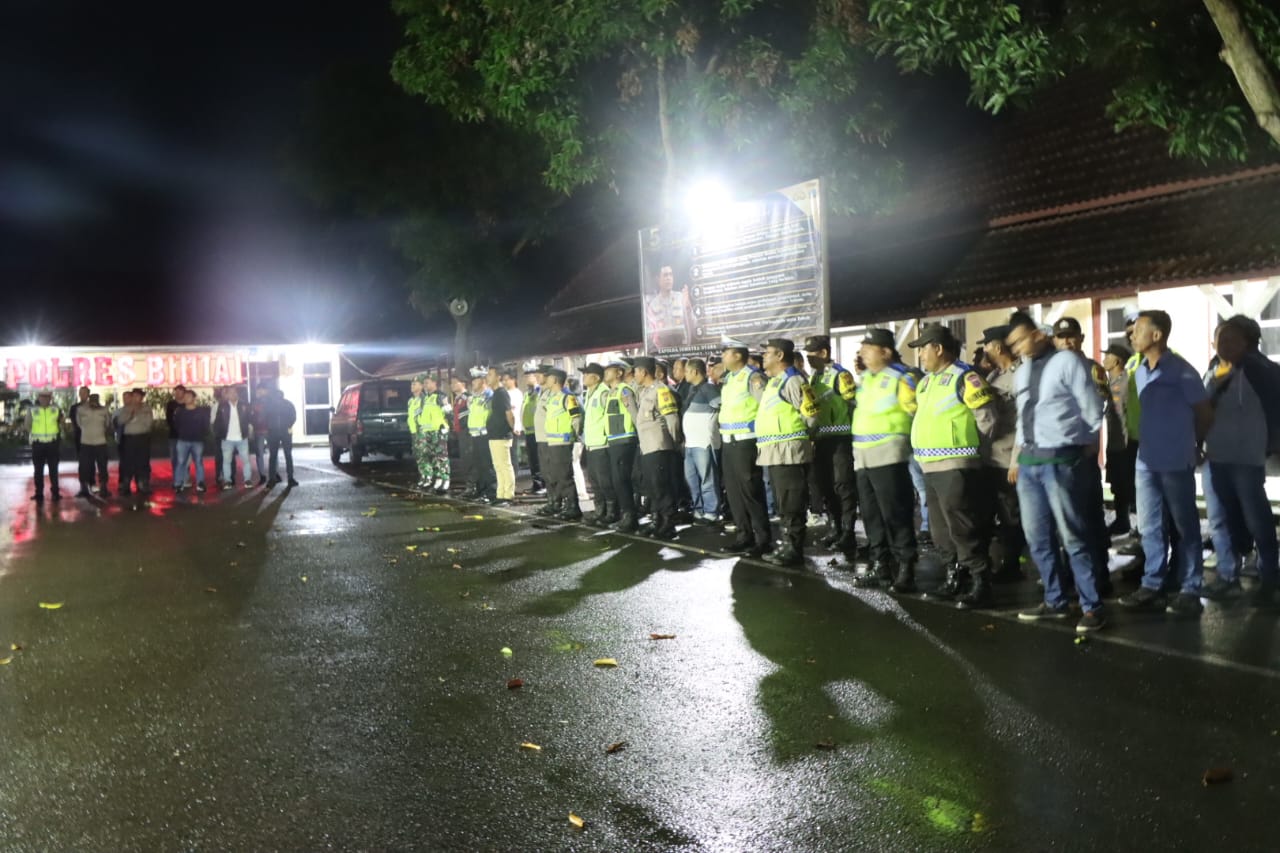 Personel Polres Binjai dan personil Kodim 0203/Langkat mengikuti apel di halaman Polres Binjai sebelum berangkat patroli blue light.(Waspada/Ist).