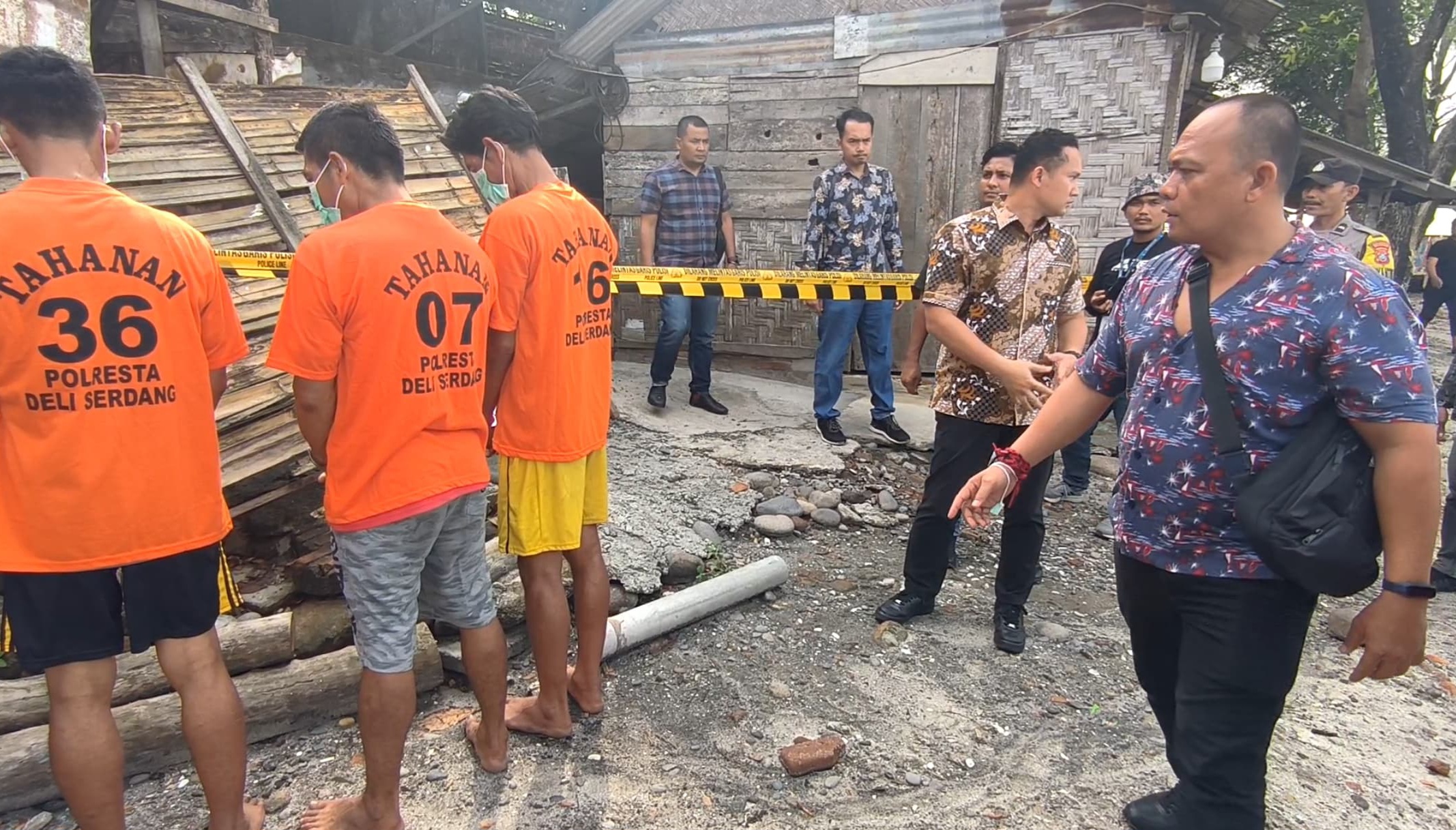 Kasat Reskrim Polresta Deliserdang, Kompol Risqi Akbar, Kanit Pidum Ipda Yasmin Purba saat membawa ke-tiga tersangka di lokasi. (Waspada/Edward Limbong).