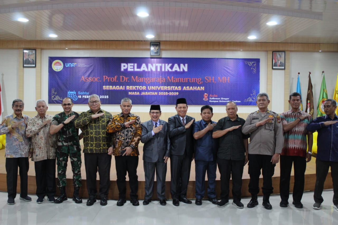 Sekdakab Asahan Zainal Aripin Sinaga, bersama Rektor UNA Mangaraja Manurung, Ketua Yayasan UNA Mapilindo, Ketua DPRD Asahan Efi Irwansyah Pane, dan perwakilan undangan saat pelantikan Rektor UNA 2025-2029. Waspada/Ist