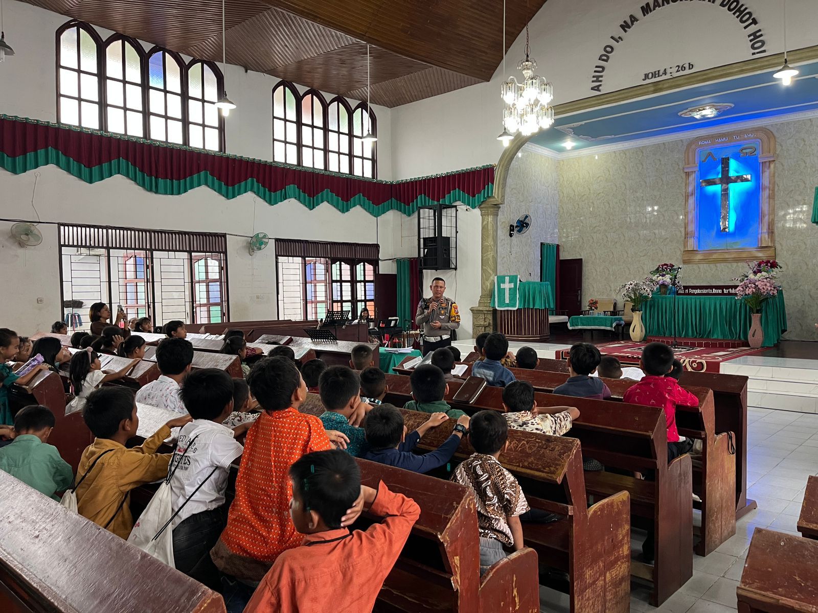 Kanit Regident Sat Lantas Polres Labusel, Ipda. M. L. Tobing saat menyampaikan Binluh Lantas di Sekolah Minggu Gereja HKBP Kotapinang, Minggu (16/2/2025). Waspada/Deni Daulay