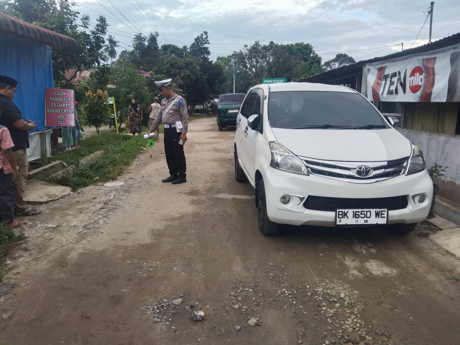 Personel Sat Lantas Polres Simalungun melakukan cek dan olah TKP.(Waspada/ist).