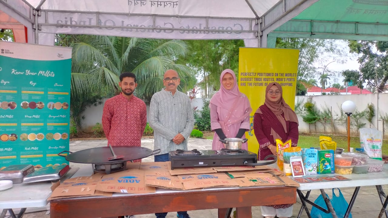 KONSUL Jenderal India di Medan Ravi Shanker Goel (dua kiri) pada demo masakan India di kantornya Minggu (16/2/2025) pagi. Waspada/ist