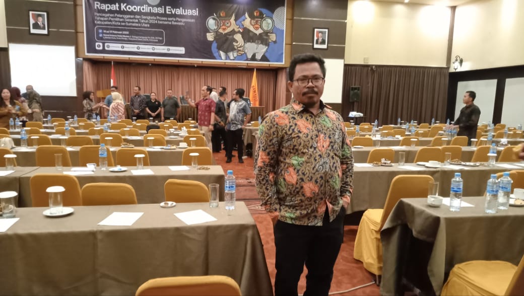 Kordiv HP2H Bawaslu Tapsel, Vernando Maruli Aruan, St, C.Med, berfoto di sela-sela acara Rapat Evaluasi Pencegahan Dan Pelanggaran Pada Pemilihan Serentak Tahun 2024 di Hotel Grand Antares, Medan. Waspada/ist.