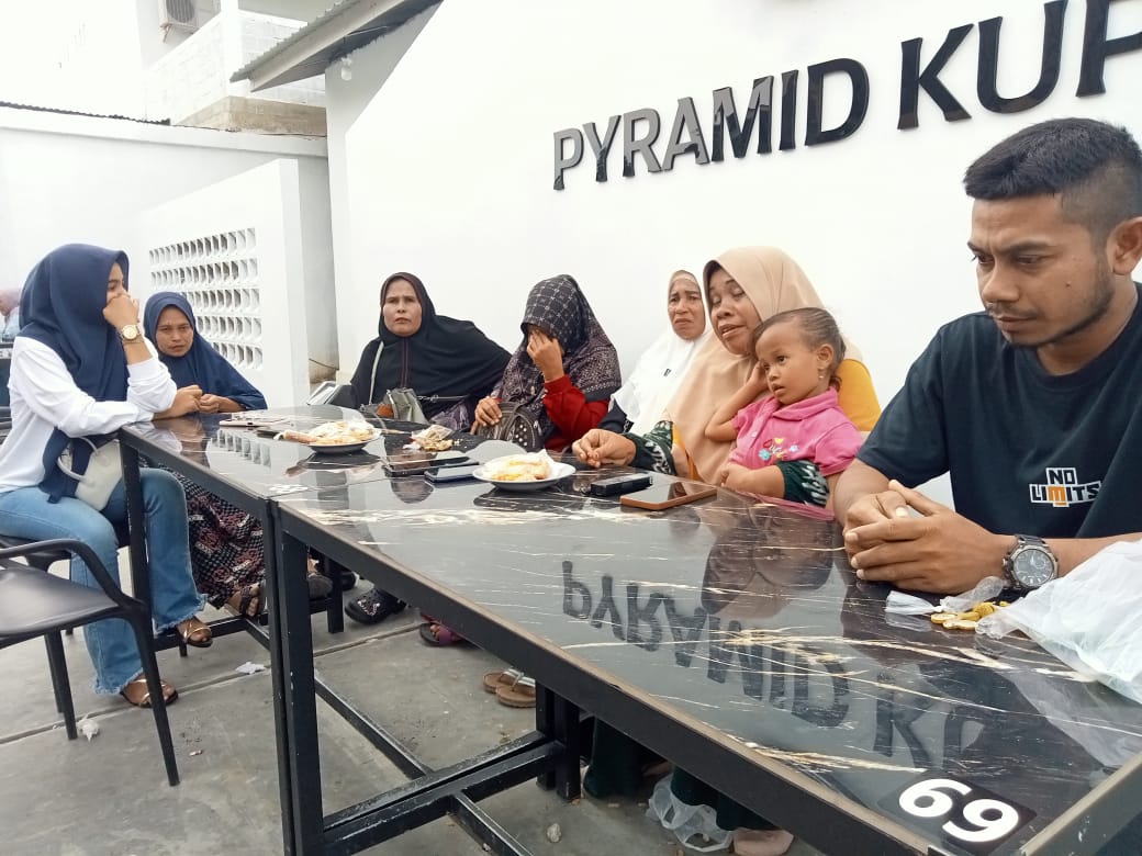 Nur Nadiah warga Desa Punti berlinang airmata meminta suaminya dibebaskan Polres Lhokseumawe ketika menggelar konfrensi pers di salah satu cafe Jalan Merdeka Timur Kota Lhokseumawe, Minggu (16/2). (Waspada/Zainuddin. Abdullah)