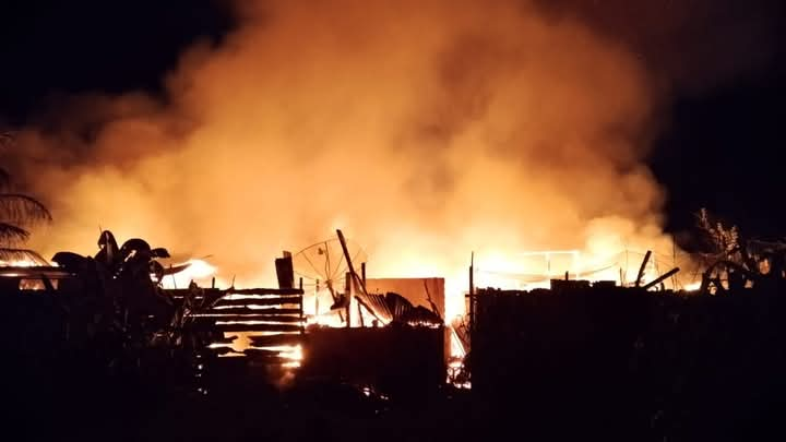 Saat kobaran api menghanguskan empat unit rumah berkonstruksi kayu di Desa Biak Muli Kecamatan Bambel. Waspada/Seh Muhammad Amin