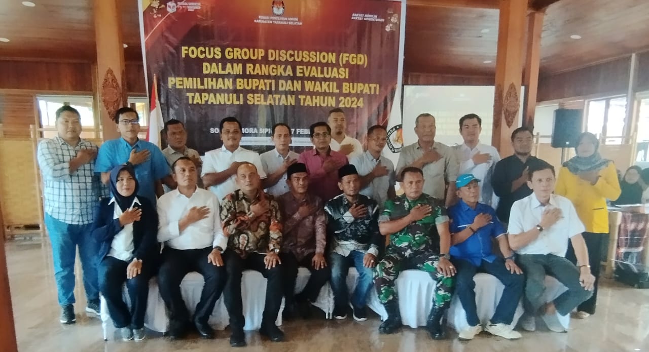 Peserta FGD Evaluasi Pemilihan Bupati dan Wakil Bupati Tapsel Tahun 2024 foto bersama dengan Ketua KPU Tapsel Zulhajji Siregar dan anggota KPU Tapael lainnya di Sopo Namora, Sipirok Tapsel, Senin (17/2/2025). Waspada/Mohot Lubis.