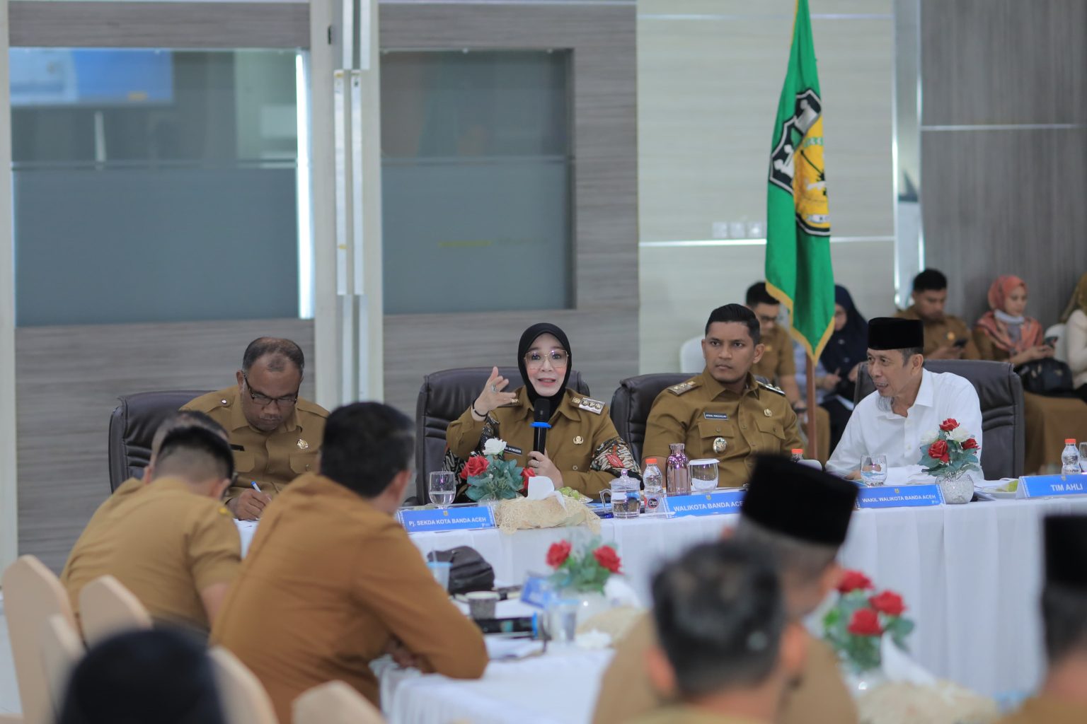 Wali Kota Illiza Sa'aduddin Djamal dan wakilnya Afdhal Khalilullah saat memimpin Rakor Program Kerja 100 Hari pemerintahan baru. (Waspada/Zafrullah)