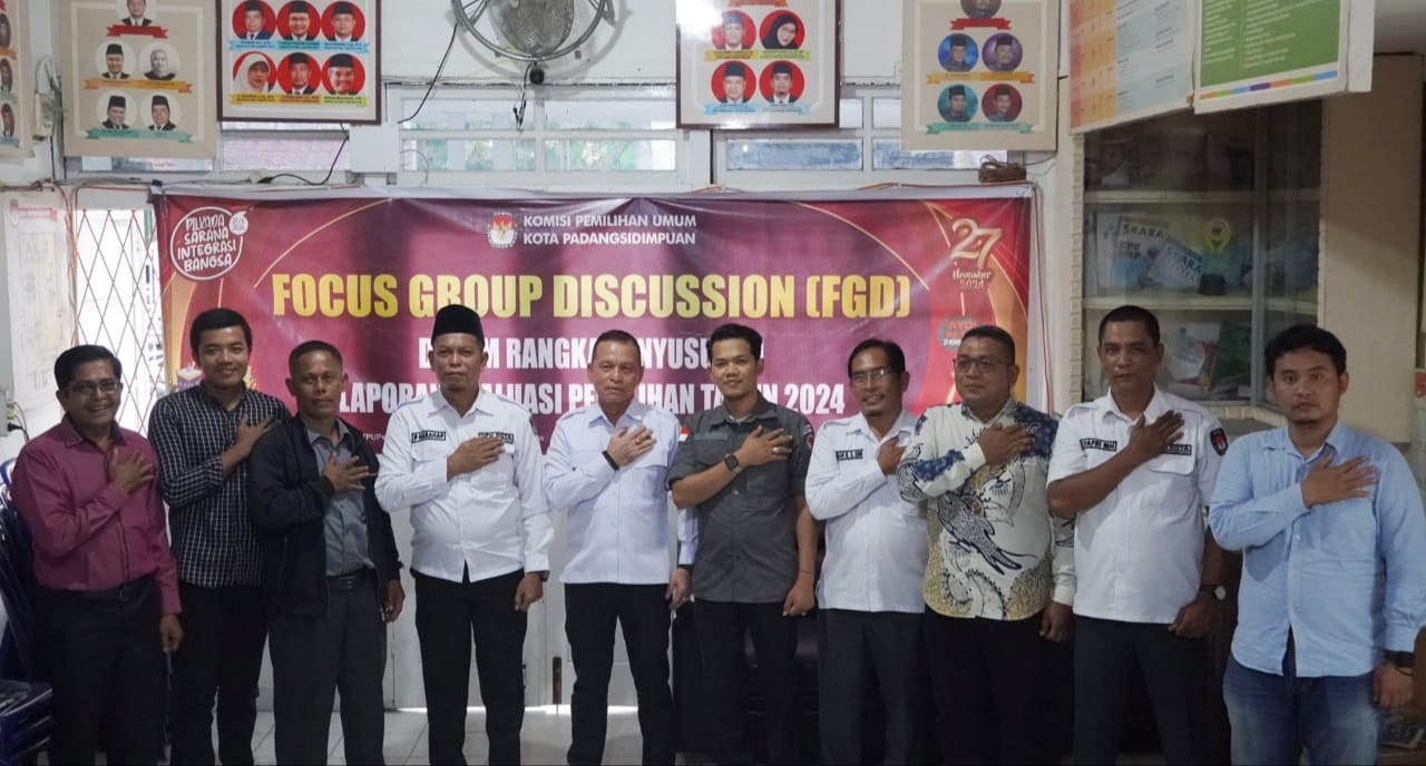 Peserta FGD foto bersama dengan Ketua KPU Kota Padangsidimpuan Tagor Dumora Lubis dan Komisioner KPU Padangsidimpuan lainnya, usai FGD, Senin (17/2/3/2025). Waspada/Mohot Lubis.