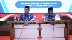 Wagub Aceh, Fadhlullah, memberikan sambutan serta arahan saat menggelar pertemuan bersama Kepala SKPA/Biro dan para petinggi BUMN/BUMD, serta pemangku kepentingan lainnya guna membahas sinergitas dalam mengembangkan berbagai sektor utama di Aceh, di Anjong Mon Mata, Banda Aceh, Senin (17/2). (Waspada/Zafrullah)