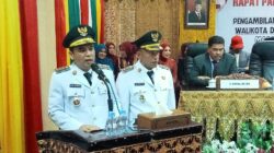 Wali Kota Lhokseumawe Sayuti. A. Bakar dan wakilnya Husaini ketika menyampaikan kata sambutan usai dilantik oleh Gubernur Aceh Muzakkir Manaf di Gedung DPRK setempat, Senin (17/2). (Waspada/Zainuddin. Abdullah)