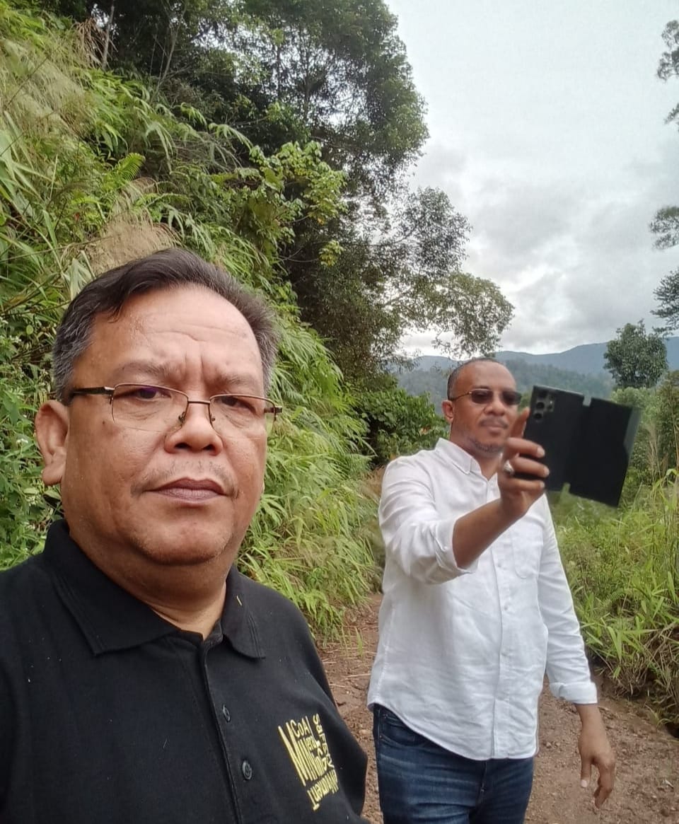 Abu Bakr Ahmed Nourain, Investor dari Qatar didampingi Syukur Siregar mengabadikan keindahan hutan koeria Siondop, Siais, Tapsel, Minggu (16/2/2025).Waspada/ist.