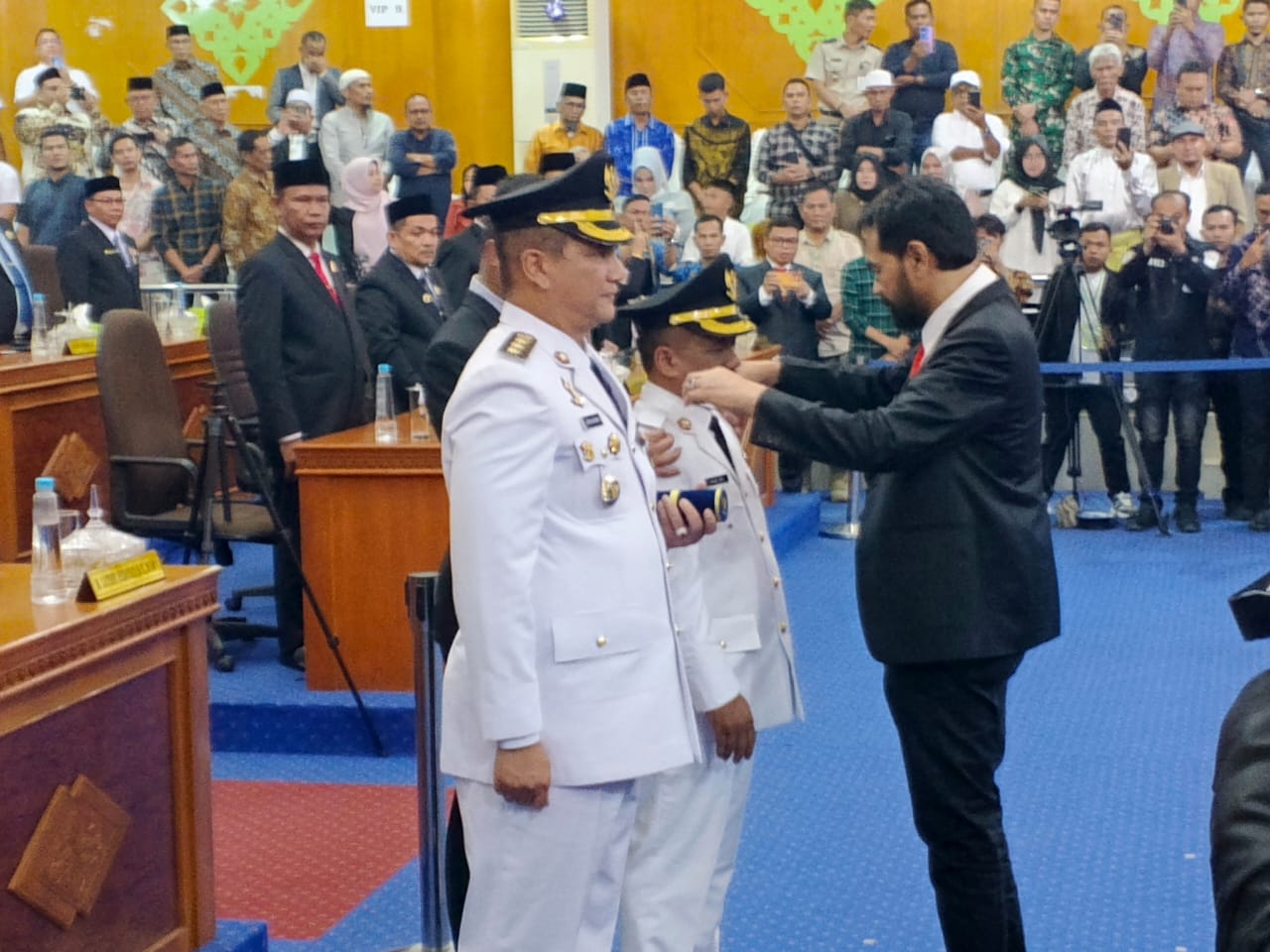 Gubernur Aceh Muzakir Manaf melantik Drs. Armia Pahmi, MH sebagai Bupati Aceh Tamiang dan Ismail, SE sebagai Wakil Bupati periode 2025-2030.(Waspada/Yusri).