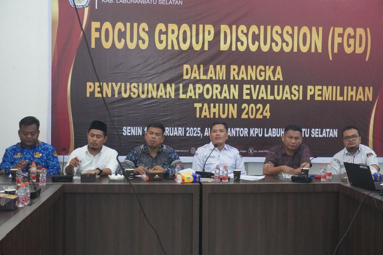 Focus Group Discussion (FGD) dalam rangka penyusunan laporan rvaluasi Pemilihan Tahun 2024 digelar KPU Kab. Labusel, Senin (17/2/2025). Waspada/Deni Daulay