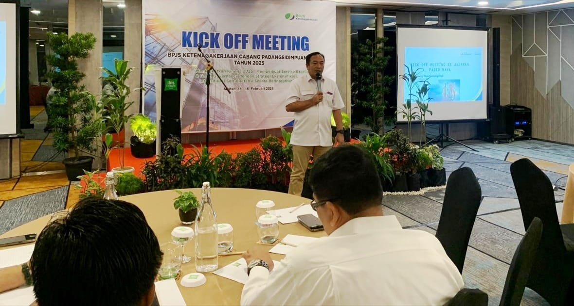 Kepala Kantor BPJS Ketenagakerjaan Cabang Padangsidimpuan, Sumatera Utara, Christian Natanael Sianturi, memberikan arahan dalam Kick Off Meeting dengan seluruh jajarannya di Hotel Ibis Medan.Waspada/ist.