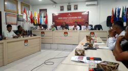 Ketua KPU Asahan Hidayat, bersama Fasilitator Syafrial Syah, saat membuka FGD dalam alam rangka penyusunan laporan evaluasi Pemilihan Bupati dan Wakil Bupati 2024. Waspada/Sapriadi