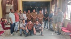 Seusai membahas persiapan pelaksanaan Konfercab, Bupati Salim Fakhry didamping Wakil Bupati dr Heri Al Hilal mereka foto bersama. Waspada/Seh Muhammad Amin