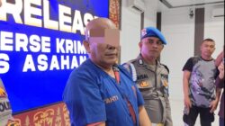 Tersangka cabul anak tetangga hingga hamil SSS alias Opung J,57, saat diamankan personil Polres Asahan., sedangkan dia orang lagi masih DPO. Waspada/Sapriadi