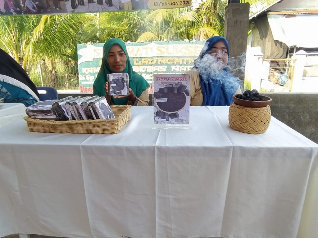 Remaja Gampong Lamkeunung turut ambil bagian dengan memamerkan berbagai produk olahan mereka pada saat launching KBN ke-25 Polresta Banda Aceh. (Waspada/Zafrullah)