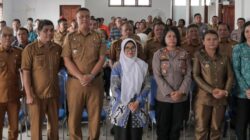 Wali Kota Pematangsiantar Susanti Dewayani (lima kiri) pose bersama Camat Sianțar Utara Marlon Brando Sitorus (empat kiri) dan lainnya usai membuka Musrenbang RKPD tingkat Kec. Sianțar Utara di Kantor Camat Sianțar Utara, Jl. Patuan Anggi, Selasa (18/2).(Waspada-Ist).