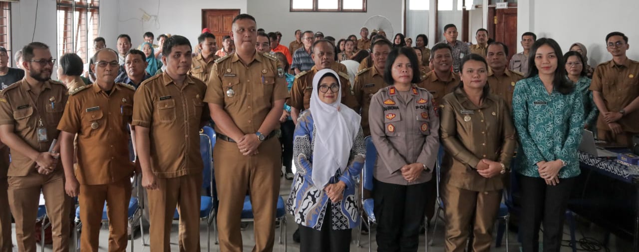 Wali Kota Pematangsiantar Susanti Dewayani (lima kiri) pose bersama Camat Sianțar Utara Marlon Brando Sitorus (empat kiri) dan lainnya usai membuka Musrenbang RKPD tingkat Kec. Sianțar Utara di Kantor Camat Sianțar Utara, Jl. Patuan Anggi, Selasa (18/2).(Waspada-Ist).