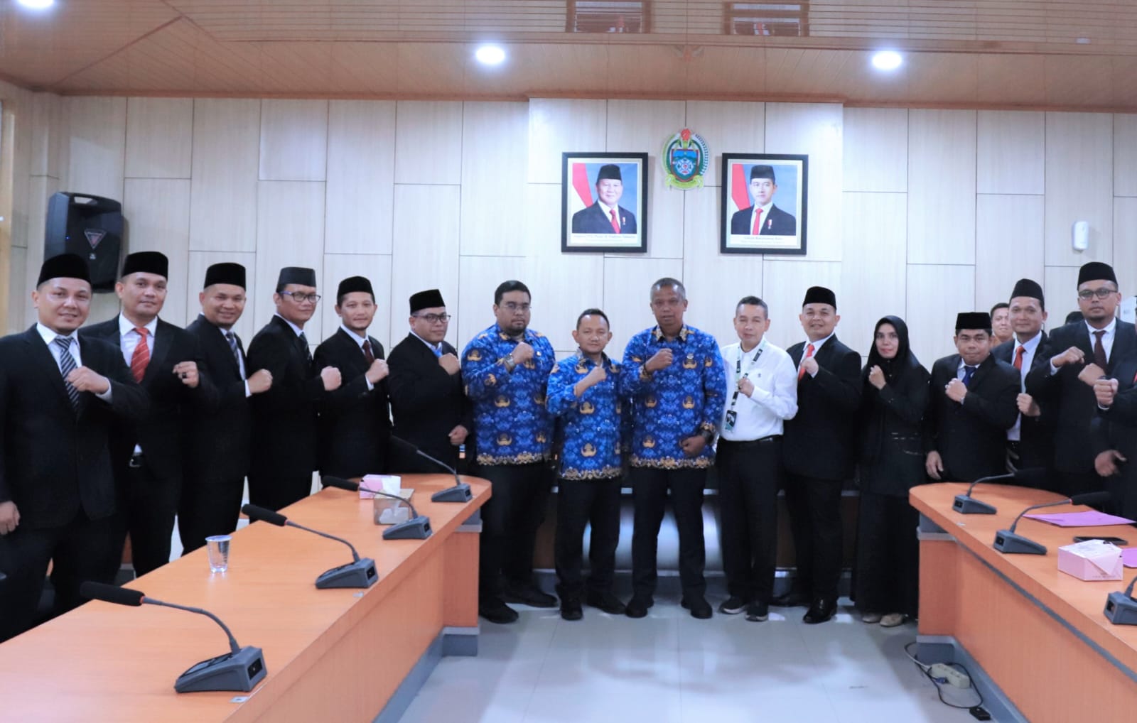 Anggota BPSK Sumut Periode 2025-2030 bersama Kadis Perindag ESDM, Mulyadi Simatupang SPi MSi, Sekretaris, Kabid dan Ketua Tim Pemilihan BPSK.