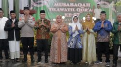 Wali Kota Pematangsiantar Susanti Dewayani (sembilan kiri) pose bersama dengan Forkopimcam usai menyerahkan hadiah kepada juara umum MTQN tingkat Kec. Sianțar Barat kepada Lurah Sipinggolpinggol Siti Darmayani (delapan kiri) di halaman Masjid Raya, Jl. Masjid, Kel. Timbang Galung, Selasa (18/2) malam.(Waspada-Ist).