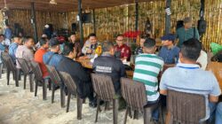 Kapolres Nias Selatan, AKBP Ferry Mulyana Sunarya, S.IK dan jajaran melakukan ngopi bareng wartawan guna membangun kemitraan yang harmonis, bertempat di Cafe Bambu Kelurahan Pasar Telukdalam, Rabu (19/2). Waspada/Ist