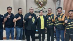 PROF Effendi Gazali, Pakar Komunikasi sekaligus pencinta sepak bola Indonesia berfoto bersama pengurus di Markas PS PTPN III Jl. Sei Batanghari No. 2 Medan, Rabu (19/02/2025). Waspada/ist