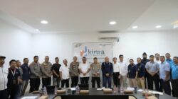 Nara sumber, Manajemen KEK dan Direktur PT KINRA foto bersama dalam kegiatan Supervisi dan Pembinaan Teknis Sistem Manajemen Pengamanan dengan melibatkan seluruh pimpinan/perwakilan tenant (pelaku usaha) di KEK Sei Mangkei, Rabu (19/2).(Waspada/ist).