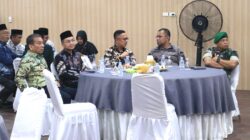 Terlihat Sekdako Binjai Irwansyah Nasution baju batik lengan panjang) serius melihat pelatikan Wali Kota dan Wakil Wali Kota Binjai.(Waspada/Ist).