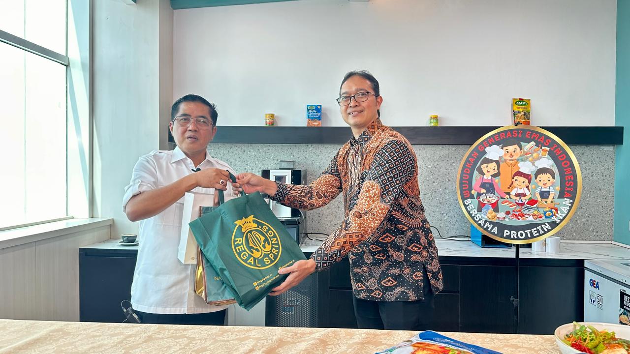 Dr. Budi Sulistiyo, M.Sc Direktur Jenderal Penguatan Daya Saing Produk Kelautan dan Perikanan Kementerian Kelautan dan Perikanan (kiri) dan Tri Dharma Saputra Direktur Regal Springs Indonesia (Waspada/ist)