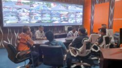 Anggota Komisi A DPRD Kabupaten Langkat saat melakukan kunjungan kerja dan silaturahmi ke Dinas Komunikasi dan Informatika Kota Langsa sebagai unit kerja dalam Pemerintahan Kota Langsa tentang sistem pelayanan yang berbasis elektronik, Kamis (20/2). Waspada/dede