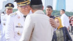 Ketua DPRD Deliserdang Zakky Shahri saat bersalaman dengan Bupati Deliserdang H. Asri Ludin Tambunan. (Waspada/ist).