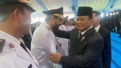 Tampak momen kebersamaan Presiden RI, Prabowo Subianto, dengan Gubernur Aceh Muzakir Manaf pada acara pelantikan Kepala Daerah di Istana Kepresidenan, Jakarta, Kamis (20/2). (Waspada/Ist)