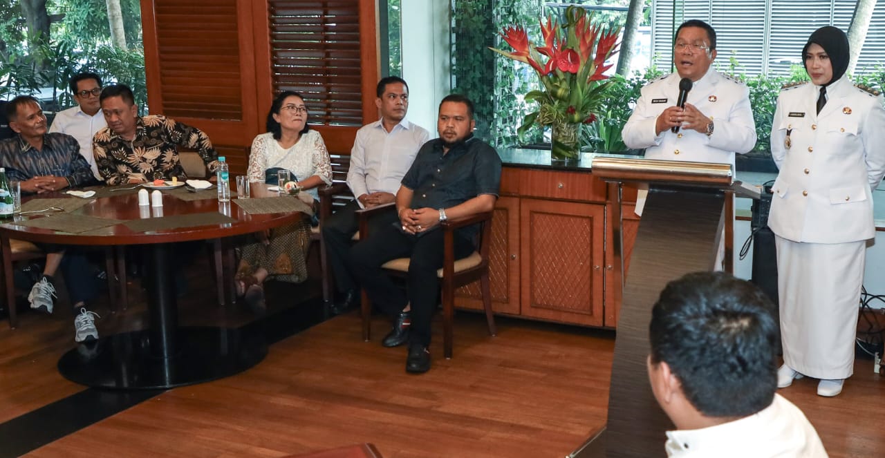 Wali Kota dan Wakil Wali Kota Pematangsiantar Wesly Silalahi dan Herlina menggelar temu ramah bersama DPRD, para pimpinan OPD Pemko dan relawan usai Presiden Prabowo Subianto melantik mereka bersama kepala daerah dan wakil kepala daerah lainnya di Jakarta, Kamis (20/2).(Waspada-Ist)