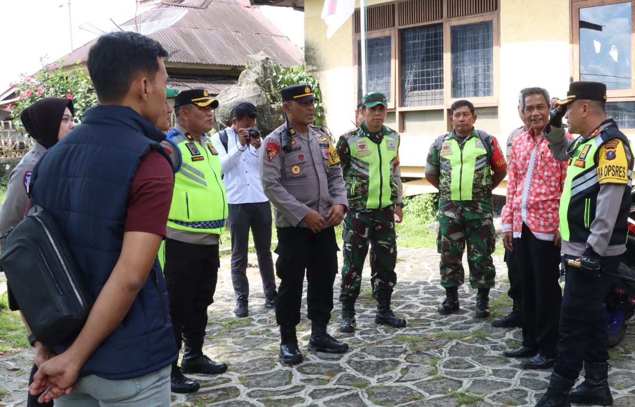 Kapolres Pematangsiantar AKBP Yogen Heroes Baruno (paling kanan) memimpin patroli skala besar dalam cipta kondisi situasi Kamtibmas aman dan kondusif pelantikan Wali Kota dan Wakil Wali Kota Pematangsiantar, Kamis (20/2).(Waspada-Ist).