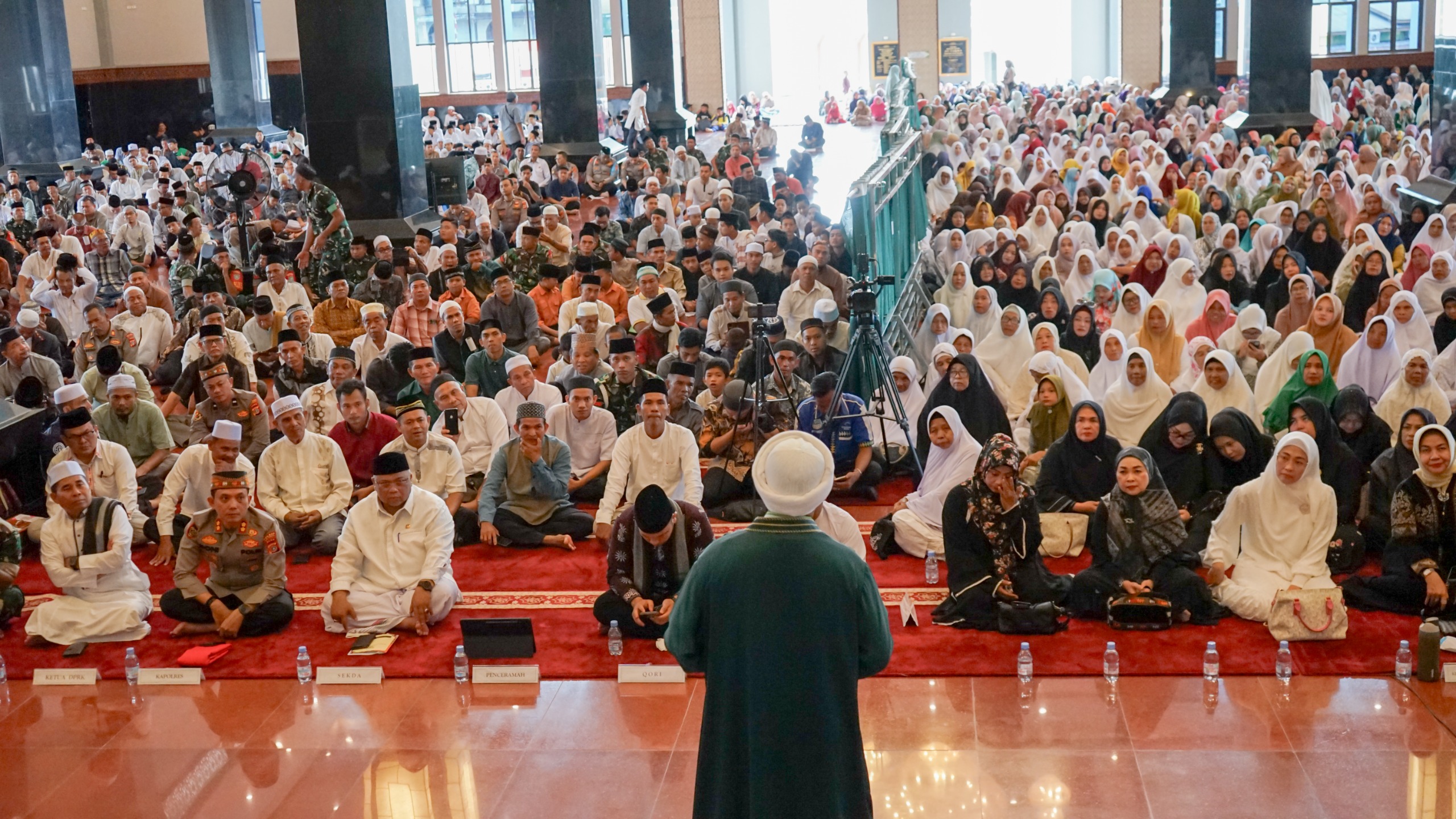 Peringati Isra Mikraj bersama Ustad Kondang, KH Fadlan Garamatan Di Masjid Agung At-Taqwa Agara. Waspada/Seh Muhammad Amin