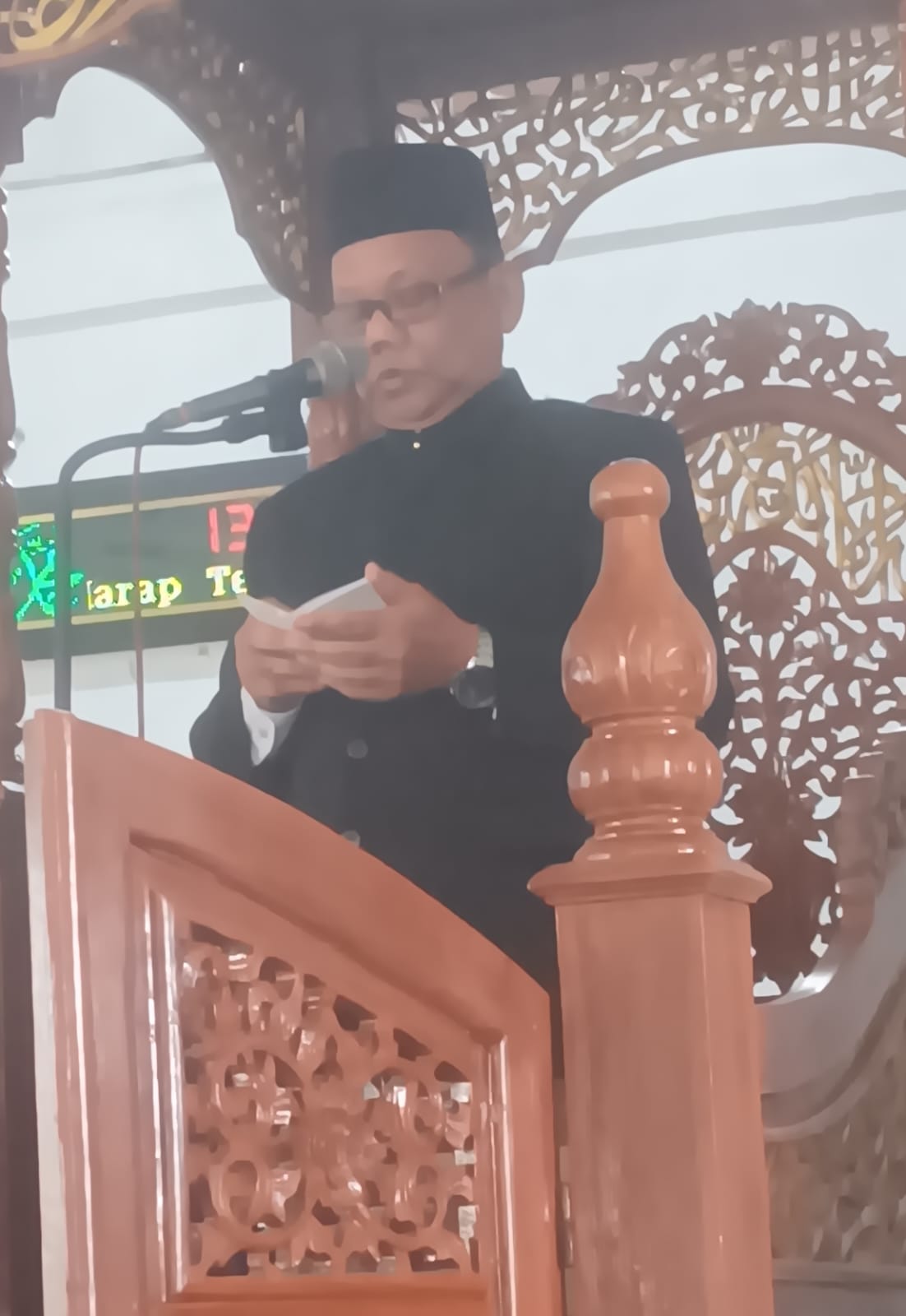 Ketua MAA Langsa Drs H Mursyidin saat membaca khutbah di Masjid Nurul Yaqin, Gampong Cinta Raja, Kecamatan Langsa Timur. (Waspada/Ibnu Sa'dan)