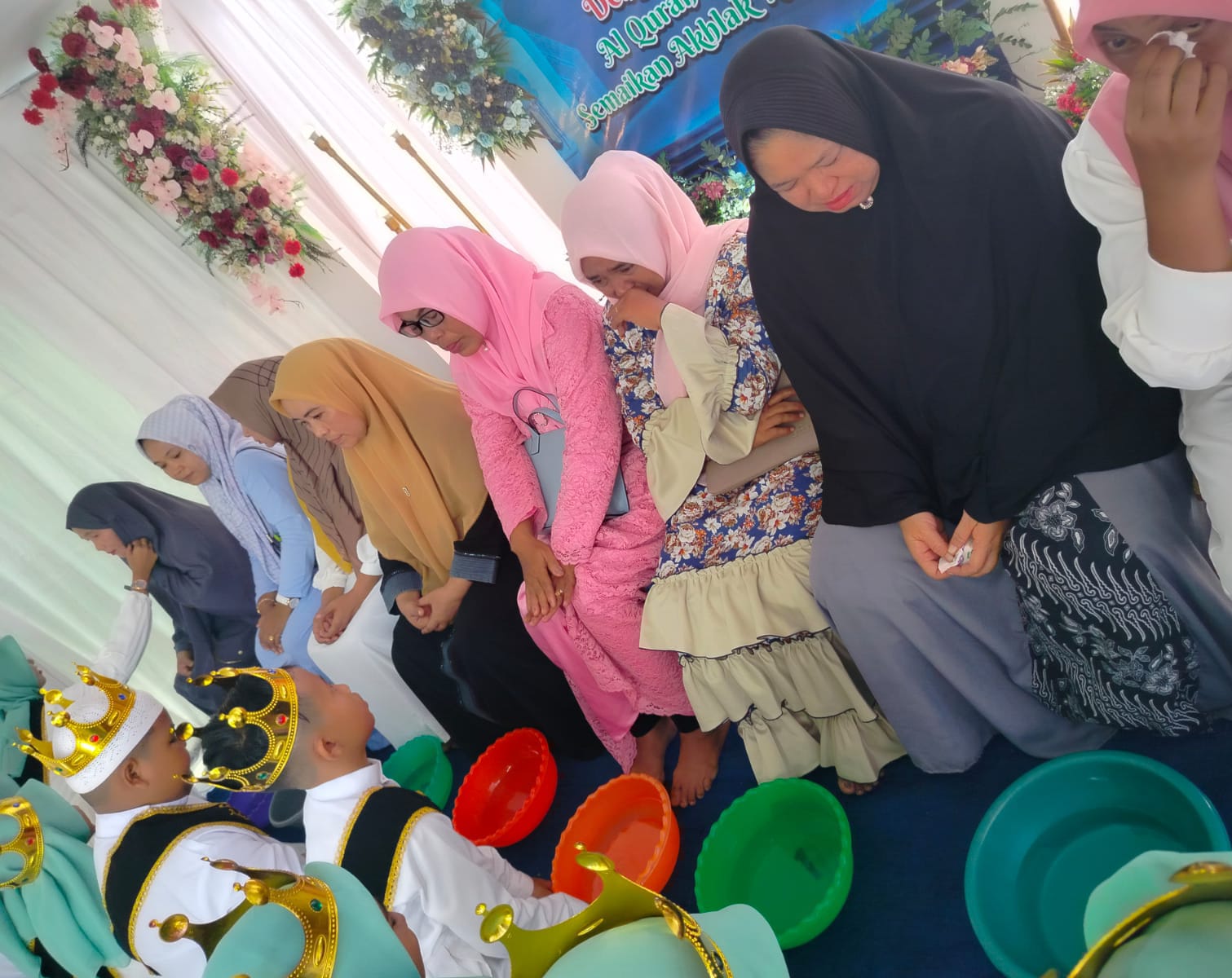 Para siswa-siswi SD Al Washliyah Kota Langsa mencuci kaki ibu pada kegiatan prosesi Wisuda Tahfidz Al Qur'an di sekolah setempat, Jumat (21/2). Waspada/Munawar