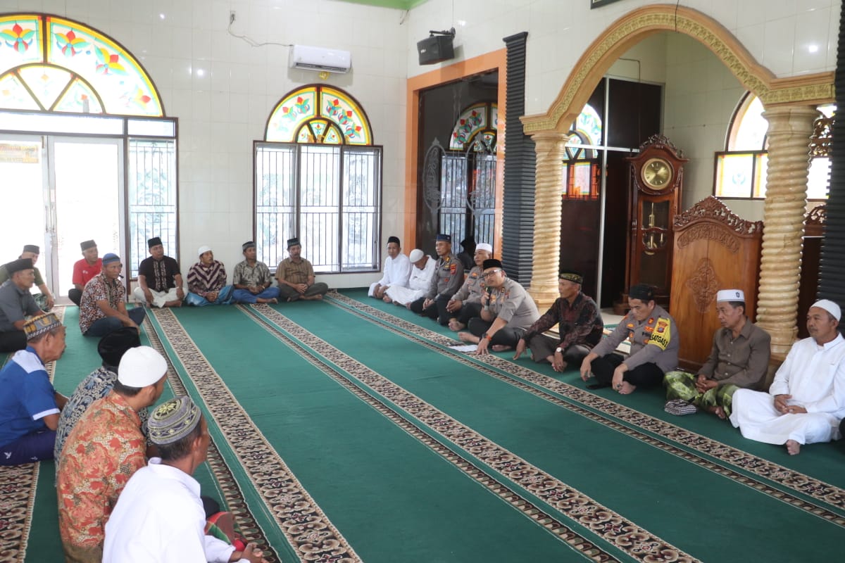 Kapolres Langkat, AKBP David Triyo Prasojo, SH, SIK, MSi, di sela  kegiatan Jumat Curhat di Masjid Al-Ihsan Kelurahan Perdamaian Kecamatan Stabat Kabupaten Langkat, Jumat (21/02/2025). Waspada/ist. 