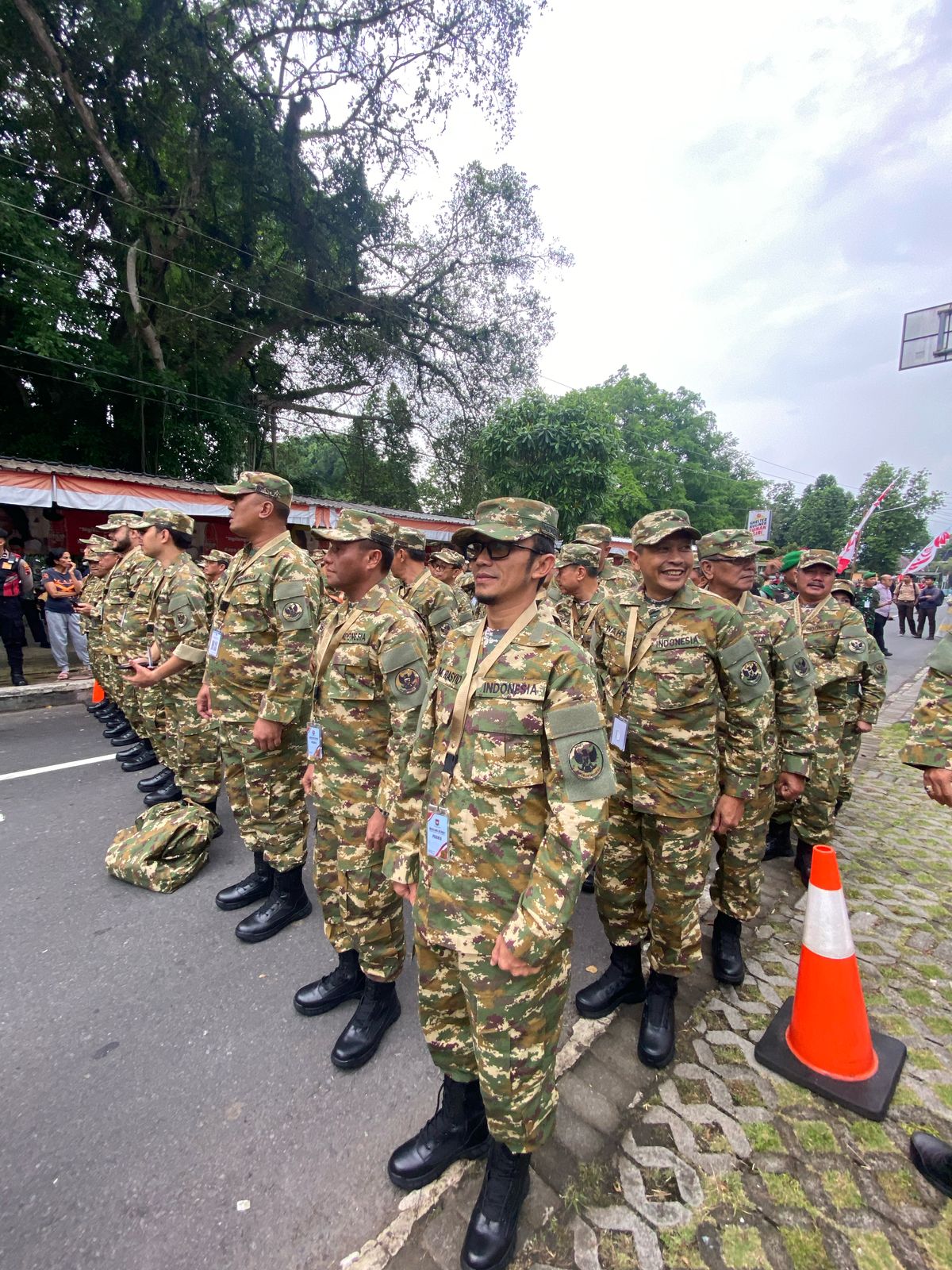 WALI Kota Subulussalan, HRB (terdepan pakai lensa) kenakan baju loreng seragam khas Komcad TNI bersama para Kepala Daerah se-Indonesia siap mengikuti retret. (Waspada/Ist)