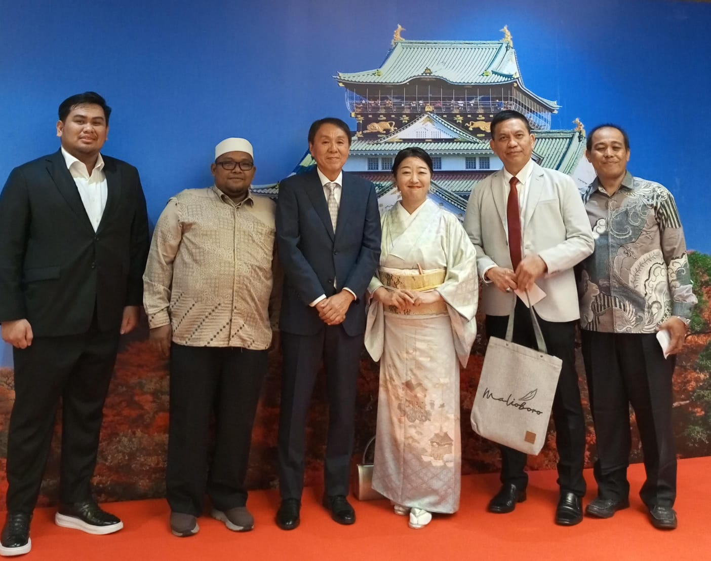 Pimpinan Dayah Ruhul Qurani Hadiri Perayaan HUT ke-63 Kaisar Jepang yang dilaksanakan Mahogany Grand Ballroom, Grand City Hall Hotel, Medan, Jumat (21/2).Waspada/Ist)