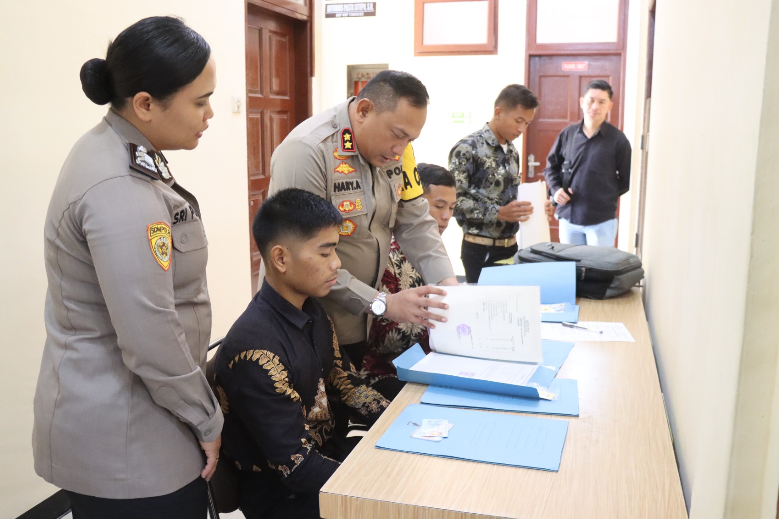 KAPOLRES Humbahas, AKBP Hary Ardianto, SH., SIK., MH monitor langsung penerimaan calon anggota Polri Tahun 2025. Waspada/Ist