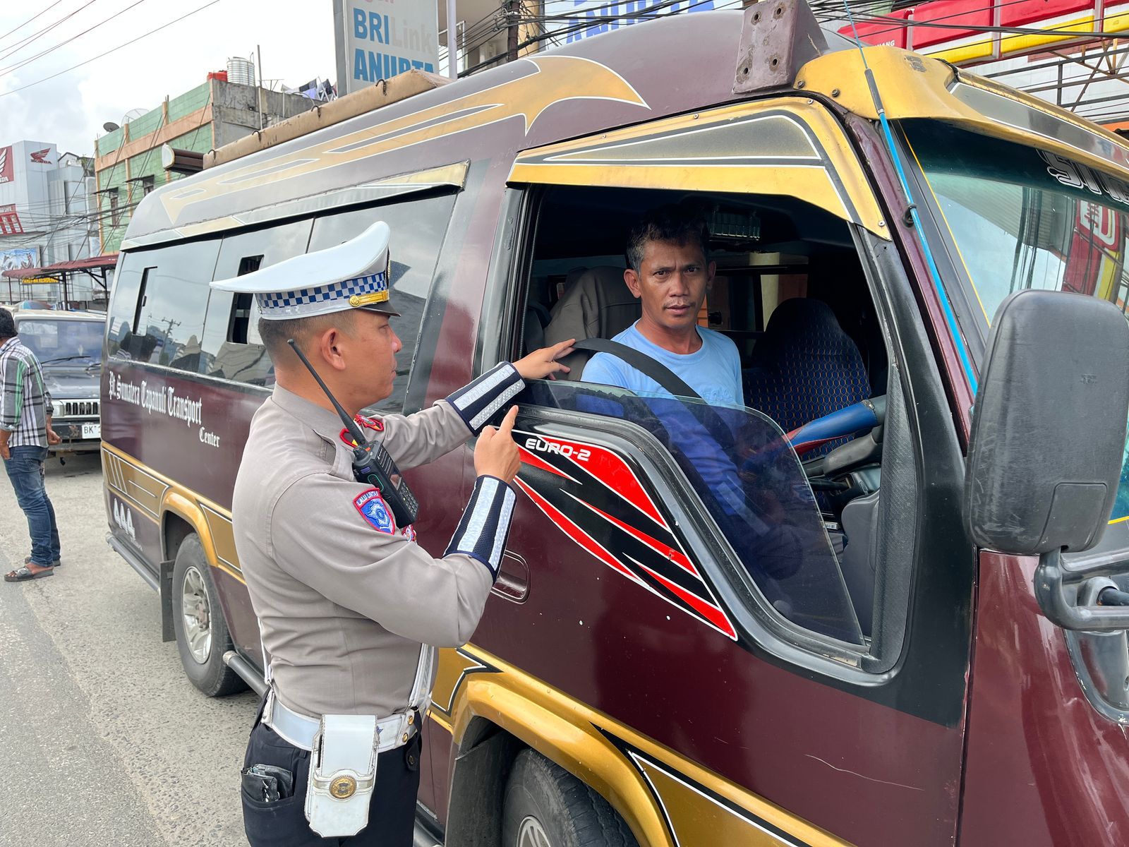 Kanit Regident Sat Lantas Polres Labusel, Ipda. M. L. Tobing memberikan pemahaman keselamatan berkendara terhadap sopir angkutan umum di Jalinsum Kotapinang, Jumat (21/2/2025).Waspada/Deni Daulay