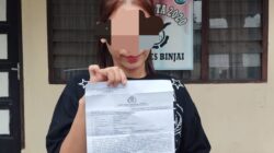 Korban penganiyaan abang kandung Diskotek BS memberikan keterangan usai membuat laporan di Polres Binjai. (Waspada/Ria Hamdani)